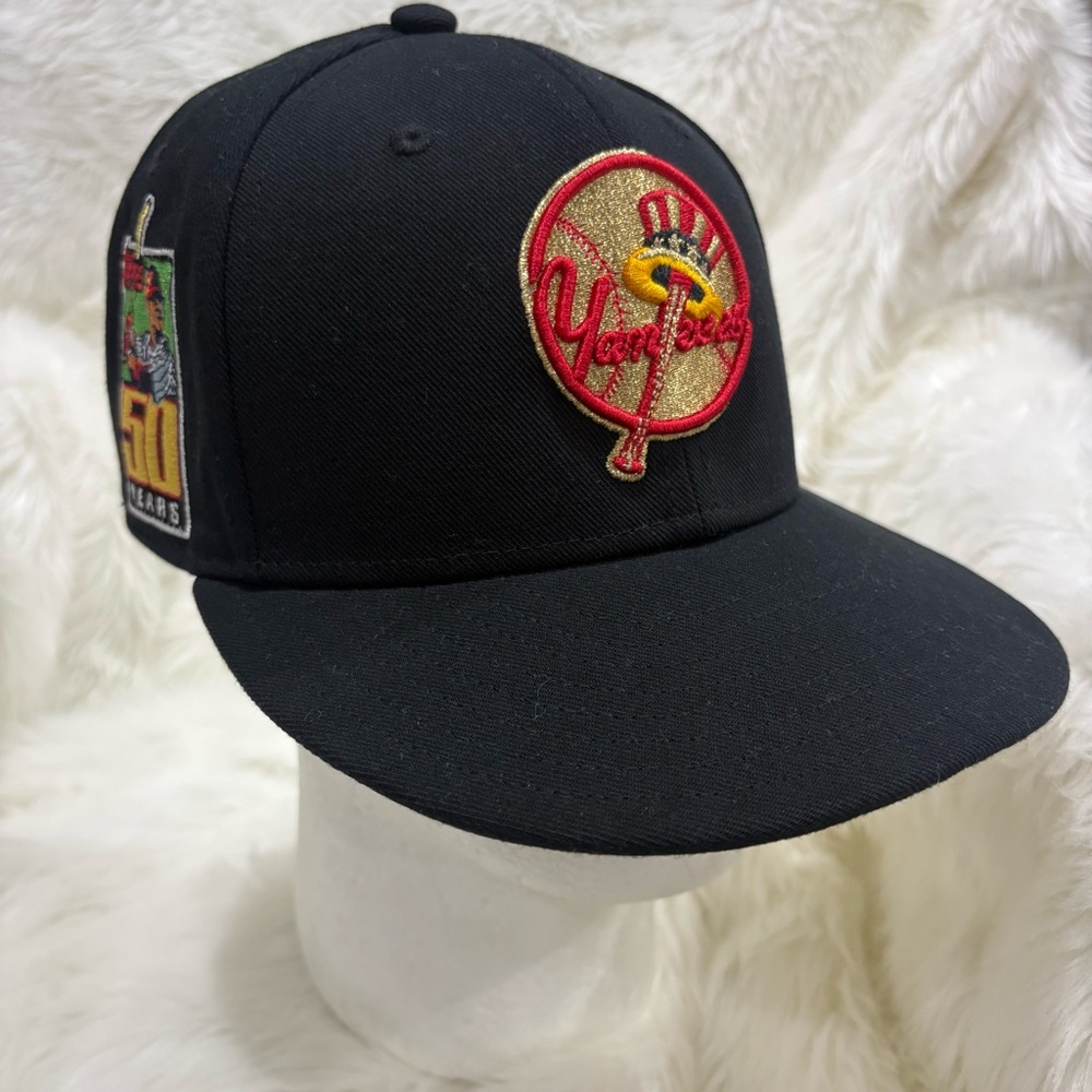 Mitchell & Ness Black and Red Fitted Cap (7 1/8)
